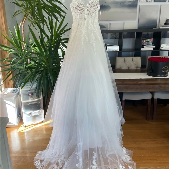 Essence of Australia A line wedding drss sz 4, includes long veil&removable belt - Picture 4 of 11